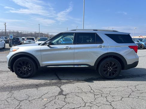 Used 2022 Ford Explorer Limited w/ Limited Technology Package image 2