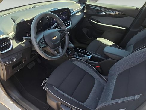 Used 2025 Chevrolet TrailBlazer LT AWD/4WD image 16