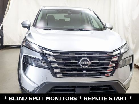 Used 2024 Nissan Rogue SV image 3