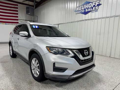 Used 2017 Nissan Rogue SV image 2