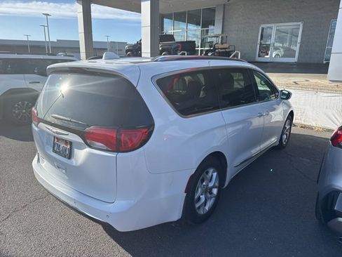 Used 2018 Chrysler Pacifica Touring-L Plus w/ Tire & Wheel Group FWD image 9