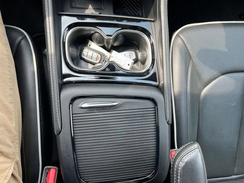 Used 2025 Chrysler Pacifica Limited FWD image 21