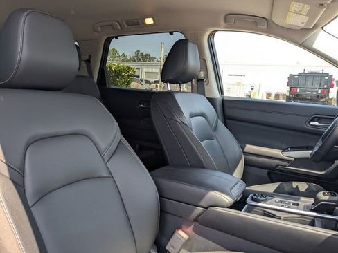 Used 2025 Nissan Pathfinder SL AWD/4WD image 36
