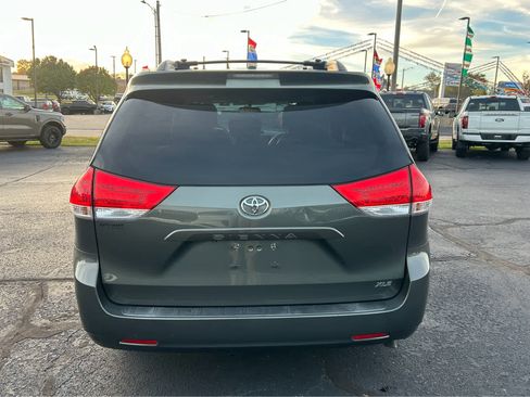 Used 2013 Toyota Sienna XLE image 5