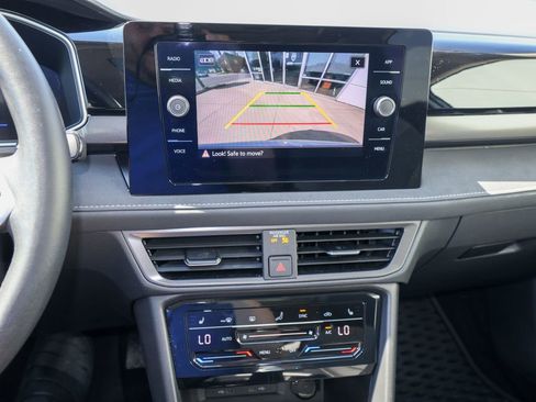 Used 2025 Volkswagen Taos SE FWD image 19