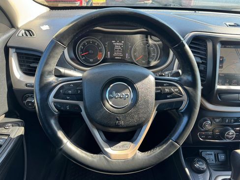 Used 2015 Jeep Cherokee Latitude w/ Comfort/Convenience Group AWD/4WD image 19