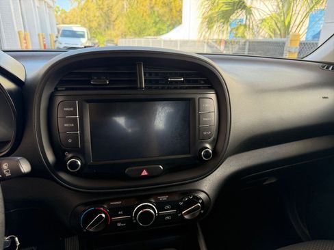 Used 2025 Kia Soul LX w/ LX Technology Package image 17