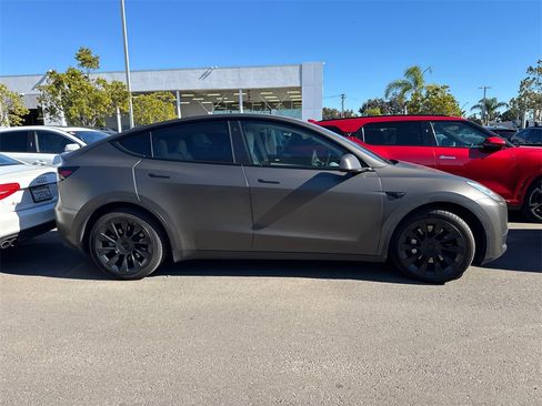 Used 2021 Tesla Model Y Long Range image 3