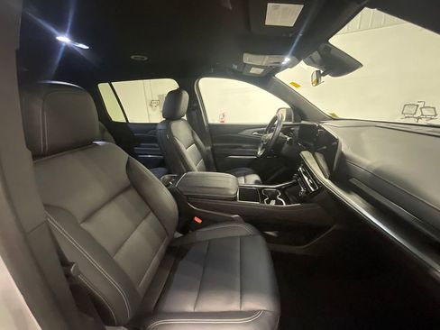 Used 2025 Chevrolet Traverse LT image 28