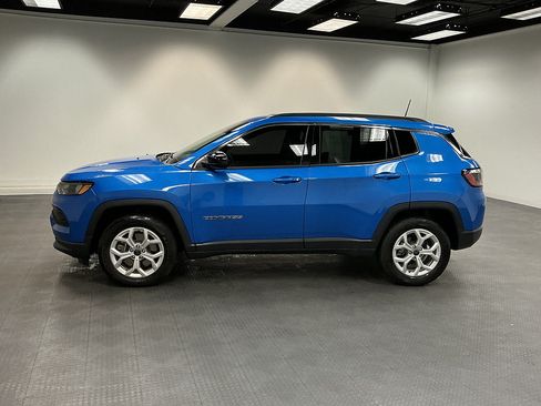 Used 2025 Jeep Compass Latitude AWD/4WD image 2