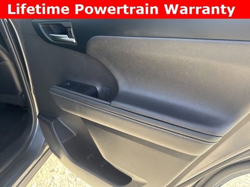 Used 2024 Toyota Highlander XLE image 27