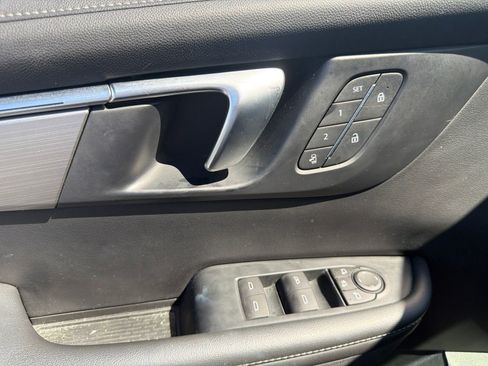 Used 2025 Buick Enclave Preferred w/ Power Package FWD image 30