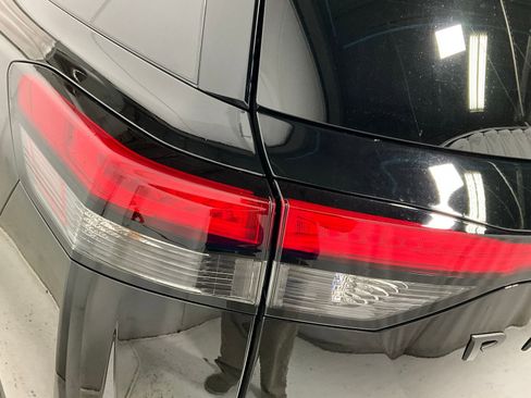 Used 2025 Nissan Pathfinder SL w/ Black Appearance Package image 28