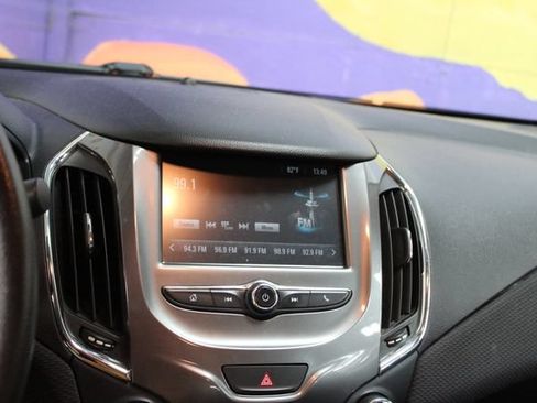 Used 2018 Chevrolet Cruze LT FWD image 18