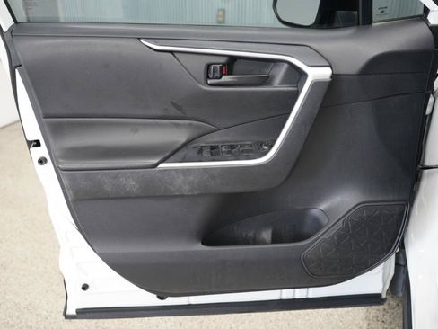 Used 2021 Toyota RAV4 LE AWD/4WD image 27