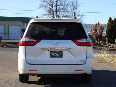 Used 2019 Toyota Sienna Limited image 5