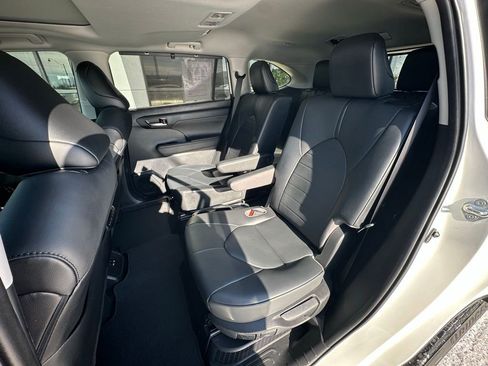 Used 2021 Toyota Highlander XLE image 23