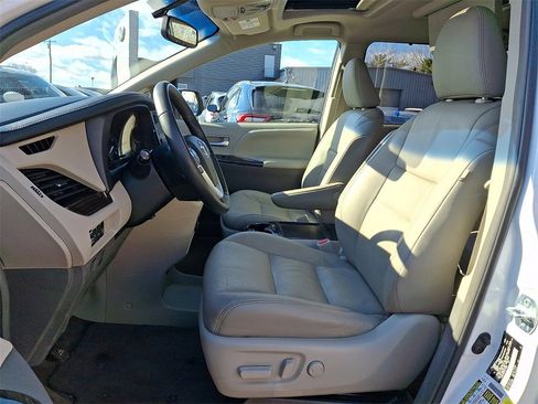 Used 2017 Toyota Sienna XLE Premium image 15
