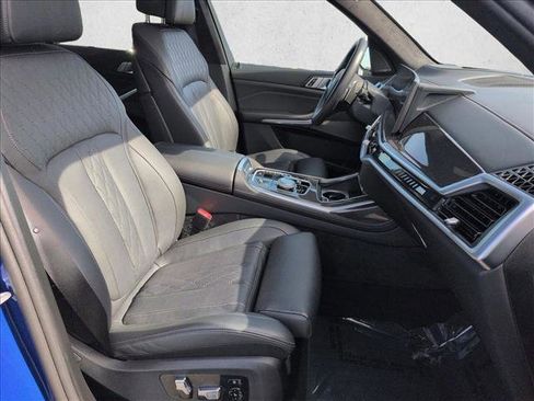 Used 2025 BMW X7 M60i image 24
