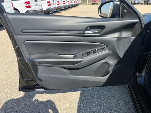 Used 2024 Nissan Altima 2.5 SV FWD image 10