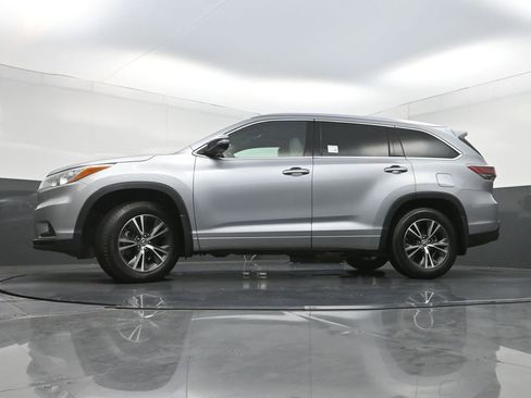 Used 2016 Toyota Highlander XLE AWD/4WD image 27