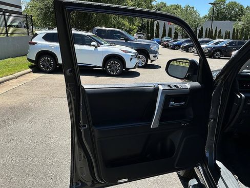 Used 2022 Toyota 4Runner Limited AWD/4WD image 11