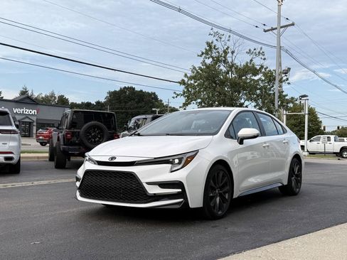 Used 2025 Toyota Corolla SE FWD image 2