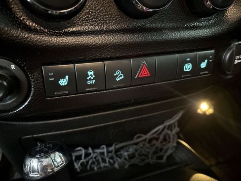 Used 2015 Jeep Wrangler Unlimited Sahara w/ Dual Top Group image 40