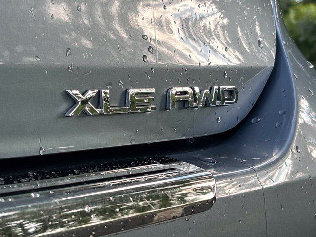 Used 2022 Toyota Highlander XLE AWD/4WD image 15
