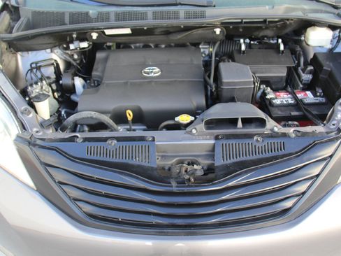 Used 2014 Toyota Sienna L image 26