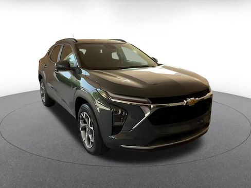 Used 2025 Chevrolet Trax LT FWD image 3