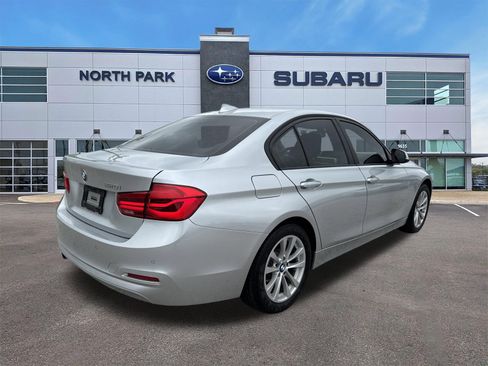Used 2017 BMW 320i Sedan RWD image 4