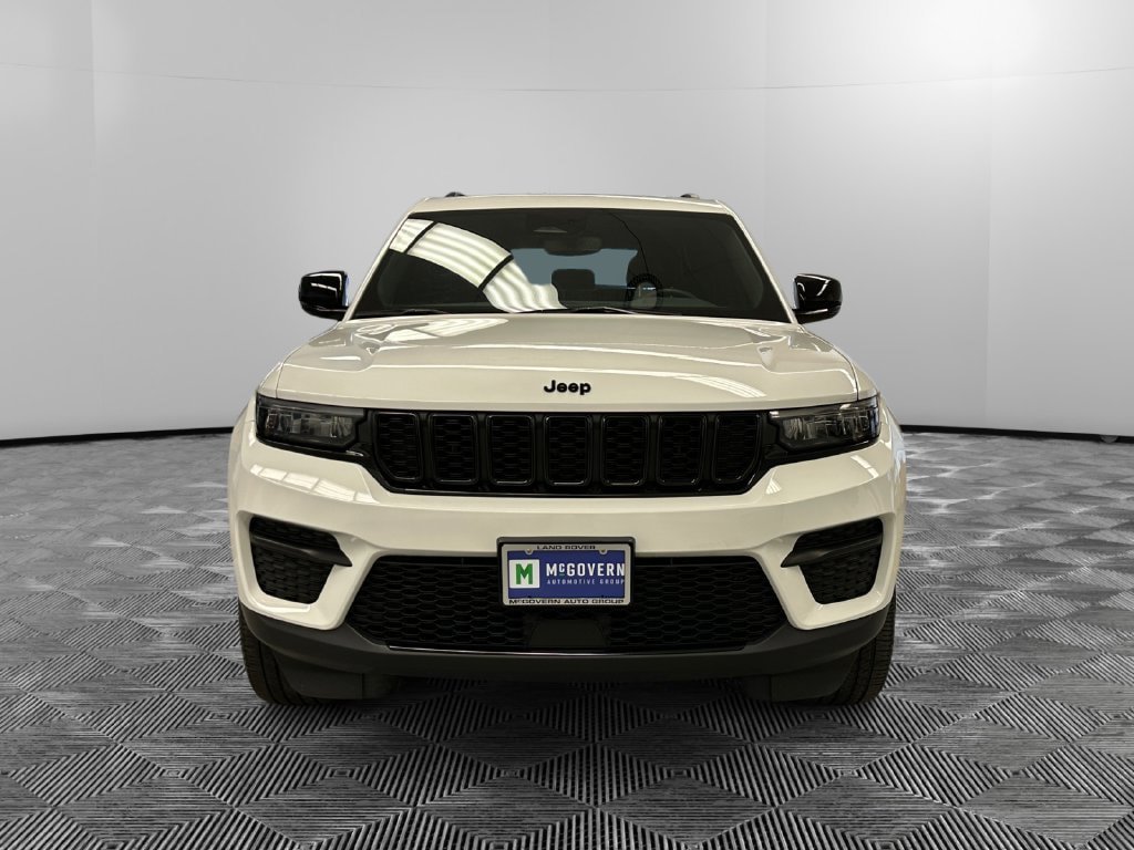 Used 2023 Jeep Grand Cherokee Altitude AWD/4WD image 9