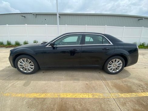 Used 2013 Chrysler 300 AWD w/ Driver Convenience Group image 5