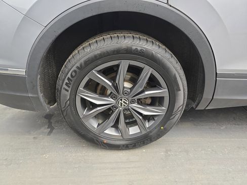 Used 2022 Volkswagen Tiguan SE w/ Panoramic Sunroof Package image 16