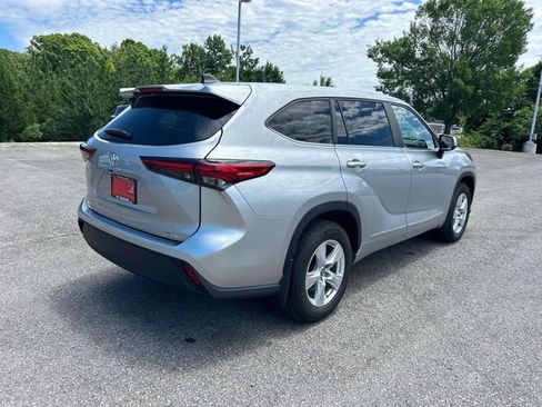 Used 2023 Toyota Highlander LE AWD/4WD image 3