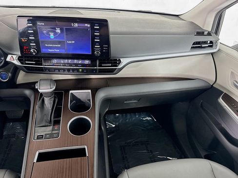 Used 2024 Toyota Sienna XLE image 26