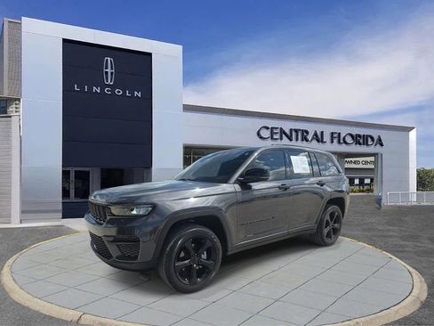 Used 2024 Jeep Grand Cherokee Altitude AWD/4WD image 8