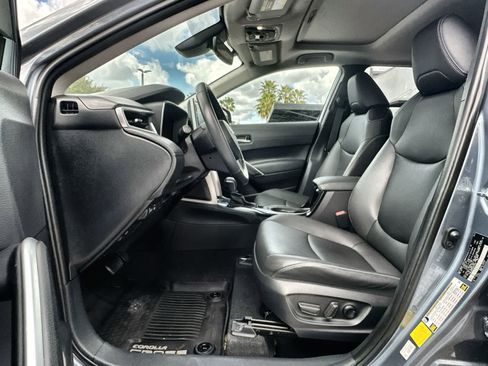 Used 2022 Toyota Corolla Cross XLE image 2