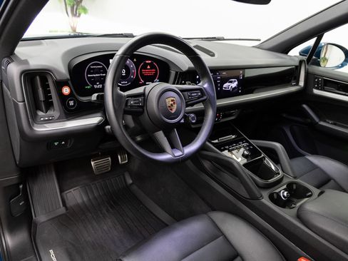 Used 2024 Porsche Cayenne S AWD/4WD image 6