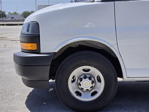 Used 2025 Chevrolet Express 2500 w/ Driver Convenience Package RWD image 8