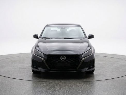 Used 2025 Nissan Altima 2.5 SV FWD image 2