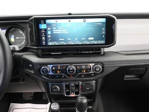 Used 2025 Jeep Wrangler Unlimited Sahara AWD/4WD image 18