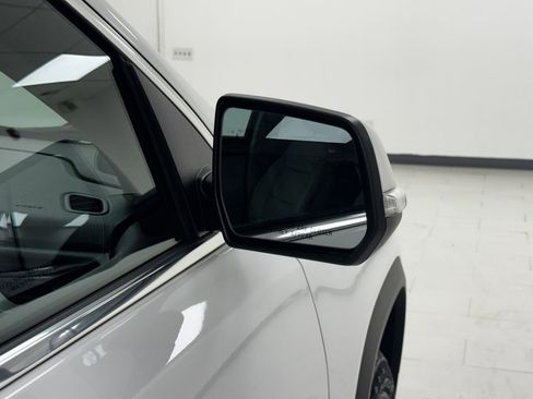 Used 2023 GMC Acadia SLT image 36