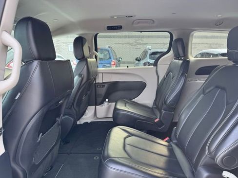 Used 2024 Chrysler Pacifica Touring-L image 18