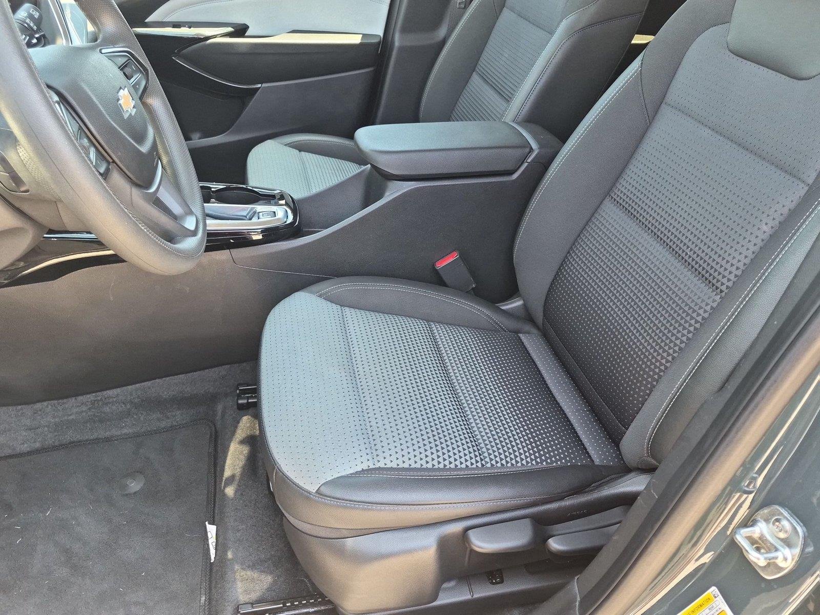 Used 2025 Chevrolet Trax LT FWD image 18