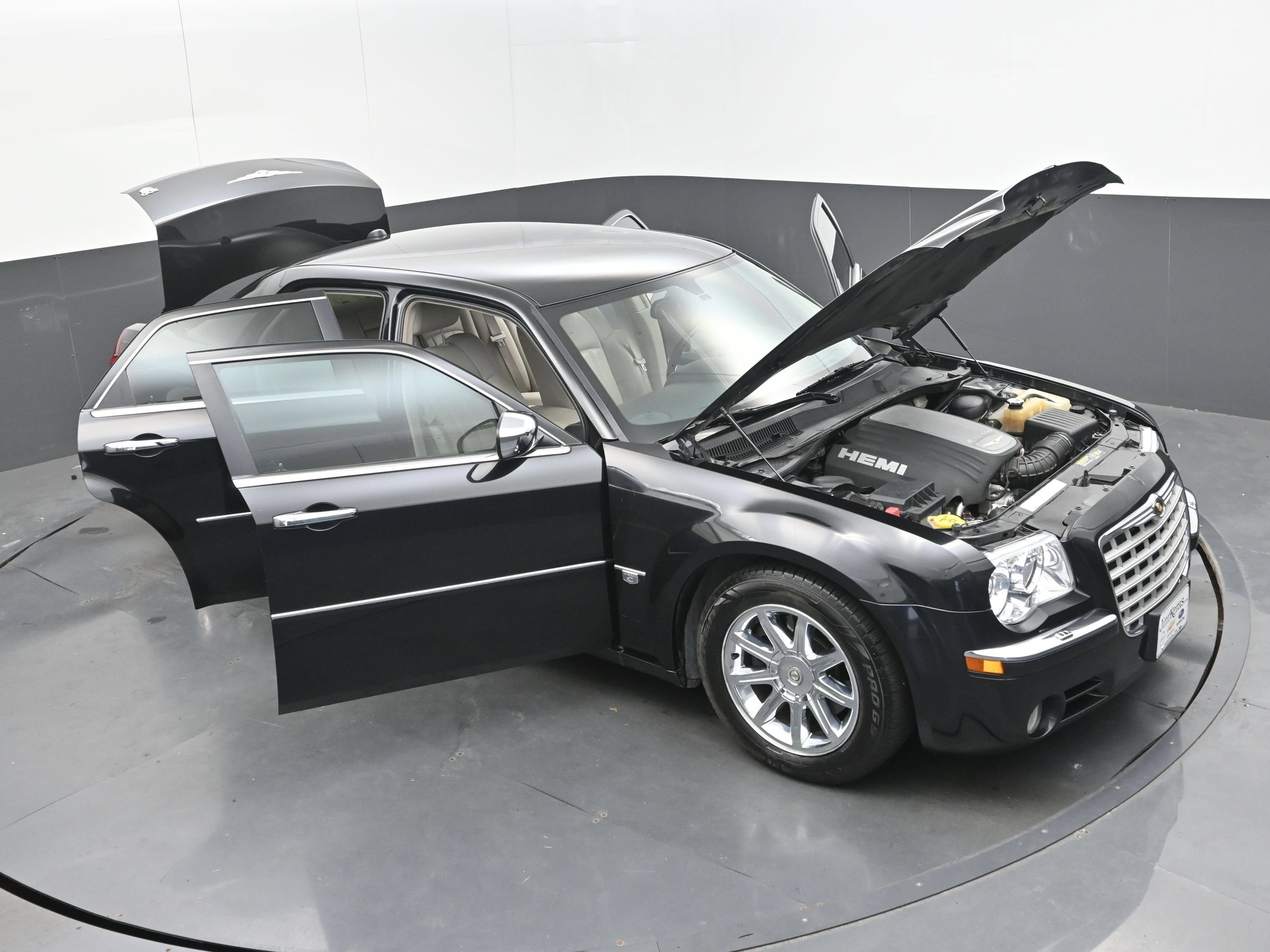 Used 2005 Chrysler 300 C w/ Navigation & Sound Group II RWD image 39