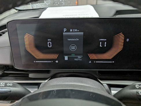 Used 2025 Kia Carnival FWD image 24