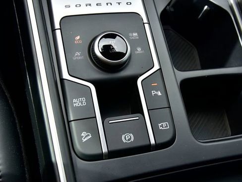 Certified 2025 Kia Sorento EX w/ EX Panoramic Sunroof Package image 33