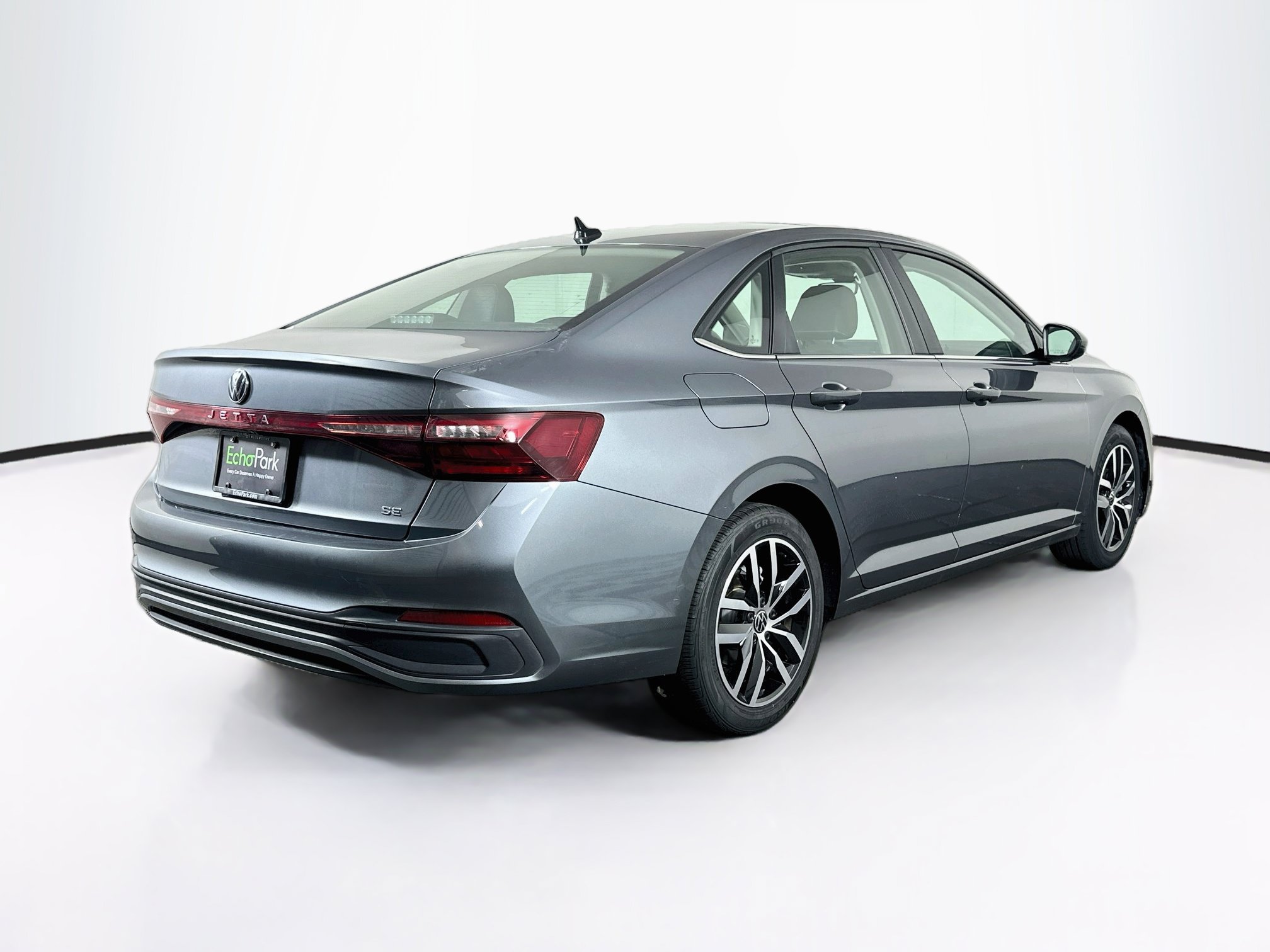 Used 2025 Volkswagen Jetta SE FWD image 9